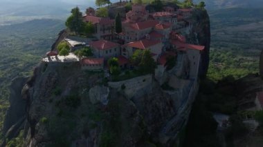 Büyük Meteoron 'un Kutsal Manastırı' nı vurgulayan hava manzarası, Yunanistan 'ın Meteora kentinde dramatik bir kaya oluşumuna tünemiş tarihi bir mekan olan Kurtarıcının Dönüşümü.