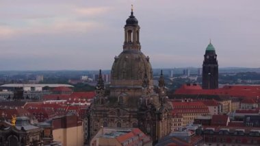 Gün batımında Dresden Frauenkirche ve şehir manzarası üzerinde ilerleyen hava manzarası. Kreuz Kirche uzaktan görülebilir..