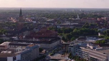 Almanya 'nın Kiel kentinin havadan görüntüsü. Kamera sağa dönüyor, arka planda şehir manzarasını ve Kiel fiyordunu gösteriyor..