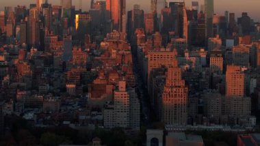 New York 'ta Greenwich Village mahallesindeki Washington Square Park' ı sıcak güneş ışığı kaplamıştır..