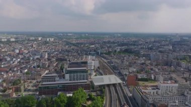 Antwerp, Belçika 'nın hava perspektifi, kentin canlı kentsel manzarası boyunca demiryolu raylarıyla şehrin ufuk çizgisini vurguluyor..