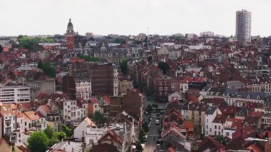 Geleneksel Belçika mimarisi ve modern binaların karışımıyla Brüksel 'in tarihi şehir merkezi. Sokakta arabalar sürüyor ve bazı bitkiler görülebiliyor..