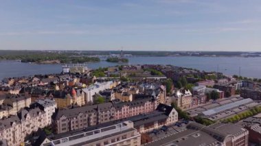 Helsinki, Finlandiya 'da binalar, yollar ve Baltık Denizi' nin yer aldığı çarpıcı bir hava manzarası sergilenmektedir. Bir feribot rıhtımı, şehirlerin ulaşım sistemini vurguluyor..