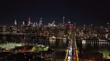 Havadan çekilen görüntüler Manhattan 'ın göz kamaştırıcı gökdelenleri arasında Queens' ten Queensboro Köprüsü 'ne akan trafiği yansıtıyor..