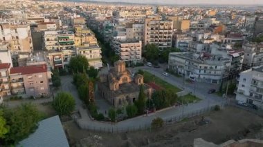 Yunanistan 'ın Selanik kentinin hava manzarası canlı bir şehir manzarası sergiliyor. Kamera kutsal havariler kilisesine ve modern binalara bakıyor. Kültür ve mimarinin karışımını vurguluyor..