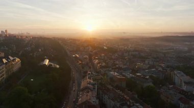 Güneş doğarken Prag mimarisini kaplayan altın ışık, sabah sisi içinde gizlenmiş bir şehir manzarasını ortaya çıkarıyor. Bu sahne şehrin dingin cazibesini gözler önüne seriyor..