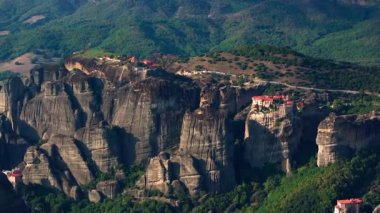 Havadan alınan görüntüler, Yunanistan 'ın Meteora kentindeki görkemli kaya oluşumlarının tepesinde yer alan Varlaam Manastırı' nın nefes kesen manzarasını ve zengin kültür mirasını gözler önüne seriyor..