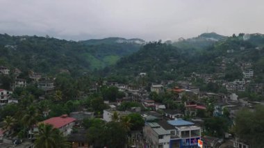 Sri Lanka 'daki Kandys yerleşim bölgesinin hava perspektifi yeşil tepelerin ve yemyeşil yeşilliklerin ortasındaki şehir cazibesini ele geçiriyor..