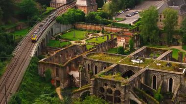 Belçika 'daki Villers Manastırı' nın harabelerinin yakınından geçen bir trenin hava görüntüsü. Manastır popüler bir turizm merkezidir..