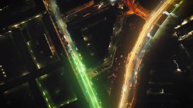 Şehir merkezindeki akşam caddelerinde ilerleyen arabaların kuşbakışı görüntüsü. Gece Metropolis 'in üzerinde uç. Viyana, Avusturya. Arttırılmış gerçeklik görsel efektleri.