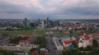 Havadan bakıldığında Vilnius 'un modern iş merkezinin yanındaki eski bir kasaba, geleneksel ve çağdaş mimari arasındaki çarpıcı zıtlığı vurguluyor..