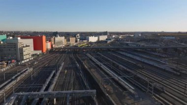 Hava perspektifi, Sunnyside Yard demiryolu ağını sergiliyor. New York 'taki Queens manzarası boyunca karmaşık tren altyapısını gözler önüne seriyor..