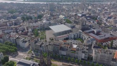 Antwerp 'in hava manzarası Stadsschouwburg Antwerp tiyatrosunu ön plana çıkarırken, fonda Scheldt nehri zarifçe akıyor. Sahne kentsel canlılık ve çarpıcı mimariyi somutlaştırıyor..
