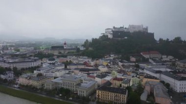 Salzburg 'a baktığımızda, Avusturya' nın nefes kesici bir manzarasını görüyoruz. Görkemli Hohensalzburg Kalesi bir tepenin üstünde duruyor..