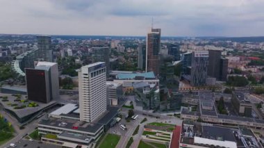 Litvanya 'nın Vilnius iş merkezindeki modern binalar. Bu tesis çekimi şehrin yoğunluğunu ve mimari tarzını gösteriyor..