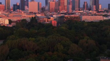 Modern gökdelenler, Polonya 'nın başkentinde batan güneşin sıcacık ışığında yıkanan Varşova siluetinde duruyorlar..