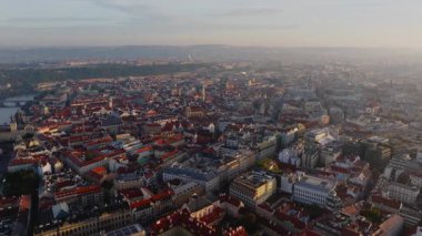Çek Cumhuriyeti 'nin Prag kentini kapsayan hava görüntüleri, şehrin ufuk çizgisinin çarpıcı bir manzarasını gözler önüne seriyor ve Vltava Nehri güneşin sıcacık parıltısıyla parıldıyor..