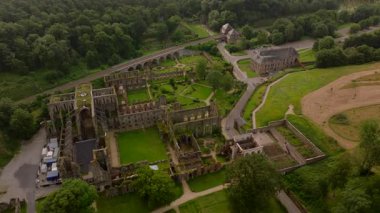 Villers Abbey harabelerinin havadan görünüşü, Belçika, Wallonia 'da tarihi bir yer, yemyeşil orman ve akan bir nehirle çevrili..