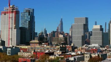 Brooklyn 'in Williamsburg mahallesinde yeni bir gökdelen inşa eden vinçler ve New York City' deki Eagle artı West binaları kentsel gelişimi gözler önüne seriyor..