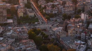 Selanik 'in hava görüntüleri, canlı şehir merkezini gün batımında, hareketli trafiği ve dinamik Akdeniz kentsel manzarasını yansıtıyor. Sahne, şehir hayatının özünü yansıtıyor..