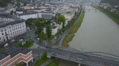 Salzburg, Avusturya 'nın şehir merkezinden akan Salzach Nehri' ni gösteren hava manzarası. Binalar ve sokaklar nehir kıyısında..