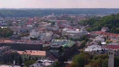 Litvanya 'nın Kaunas kentinin hava manzarasında, tarihi mimari, yeşil alanlar ve Neris ve Nemunas nehirlerinin birleşimi yer alıyor..