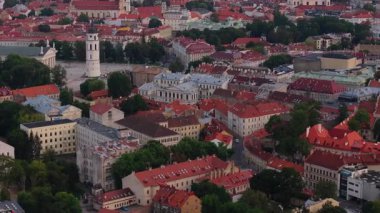 Vilnius 'un eski kasabasında büyüleyici kırmızı çatılar ve Katedral' in çarpıcı beyaz çan kulesi parlak bir yaz gökyüzünün altında pitoresk bir şehir manzarası oluşturur..