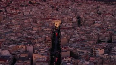 Yunanistan 'ın Selanik kentinde hava manzarası sergilenirken, Egnatia Caddesi alacakaranlıkta ve Makedonya ve Trakya Bakanlığı' nda parlıyor. Canlı şehir manzarasında aydınlık binalar, hareketli trafik ve