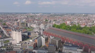 Antwerp Merkez İstasyonu 'nun hava görüntüsü. Bir kamera yavaşça sağa dönüyor. Belçika' nın Antwerp kentinin manzarasını gösteriyor..