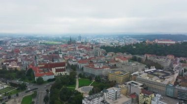 Çek Cumhuriyeti, Brno 'nun büyüleyici şehri, ışıl ışıl yaz gökyüzü altında tarihi mimari ve canlı yeşil tepeleri vurguluyor.