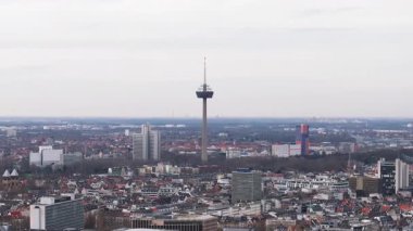 Arkasında Kolonius Turm Koeln kulesi olan bir İHA 'dan ikonik gökyüzü ve mimari görüntü..