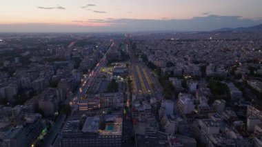 Selanik, akşam trafiği hareketli caddelerde sallanırken şehir cazibesini yayıyor. Nefes kesen günbatımının sıcacık ışığıyla aydınlatılıyor. Şehrin canlı enerjisini yakalıyor..