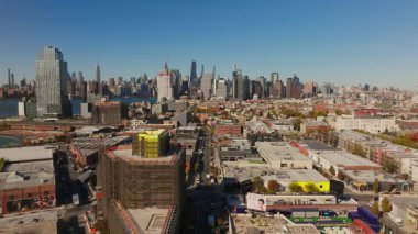 Brooklyn 'deki Williamsburg mahallesini görüntüleyen hava görüntülerinde, sonbaharda berrak mavi gökyüzü zeminine karşı Manhattan silueti yer alıyor..