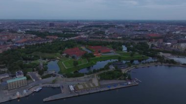Kopenhag 'ın hava manzarası, alacakaranlıkta Danimarka. Şehrin ufuk çizgisi, tarihi Kastellet Kalesini ve etrafındaki su yollarını gözler önüne seriyor..