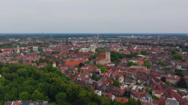 Munster, Almanya 'nın gökyüzü perspektifi, kırmızı çatılar ve ikonik St. Lamberts Kilisesi ile süslenmiş resim gibi gökyüzünü vurguluyor..