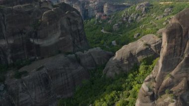 Yunanistan 'ın Meteora kentinin ilham verici kaya oluşumlarını gözler önüne seren manzara kameraları, zirvelerin arasına yerleştirilmiş bir manastır da var..