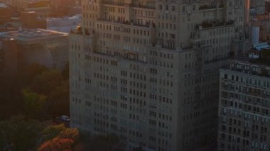 Günbatımı, Beresford 'daki lüks apartmanın gölgelerini Central Park ve Manhattan' daki Yukarı Batı Yakası 'nda sergiliyor..