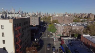 New York 'ta Queens' in Ravenswood mahallesini aydınlatan gün ışığı, güneş gökyüzünde ilerlerken caddelerde ve binalarda gölgeler oluşturuyor..