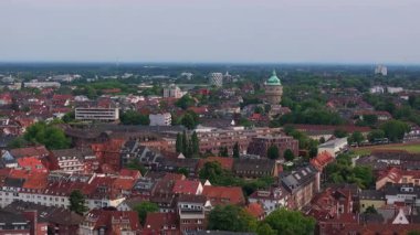 Bir yaz günü Almanya 'nın Munster şehrinde kameralar yavaş yavaş yankılanır. İkonik su kulesi uzaktan görülebiliyor..