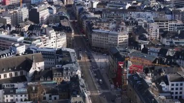 Şatafatlı şehir, kuş bakışı manzaralı, büyüleyici caddelerini, işlek atmosferini ve zengin tarihi binalarını gözler önüne seriyor..