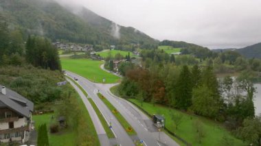 Hava görüntüleri, Avusturya Alpleri tarafından çevrelenmiş Fuschlsee 'de yol boyunca seyahat eden arabaları yakalıyor. Manzaralar doğal güzellikleri gözler önüne seriyor..
