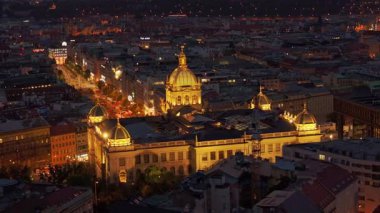 Geceleri Prag 'daki Wenceslas Meydanı' ndaki aydınlık Ulusal Müze 'yi görüntüleyen hava görüntülerinde, caddelerde geçen arabalar canlı şehir manzarasını ve çarpıcı mimari ayrıntıları vurguluyor..