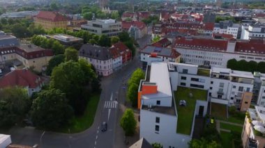 Osnabruck, Almanya 'nın hava manzarası. Kamera şehir merkezine bakıyor, binaların ve sokakların çatılarını gösteriyor. Arka planda Saint Mary Kilisesi görünüyor..