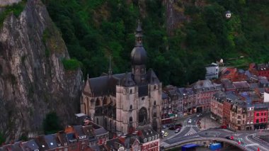 Belçika 'nın Meuse nehri boyunca uzanan pitoresk bir şehir olan Dinant, Leydimizin çarpıcı Kolej Kilisesi' ni ve havadan manzaralı şehir manzarasını gözler önüne seriyor..