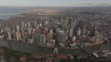 Manilas, nehir boyunca modern gökdelenler ve şehir manzarasına sahip, yukarıdan dinamik bir siluet çiziyor. Seyahat ve şehir kavramı.
