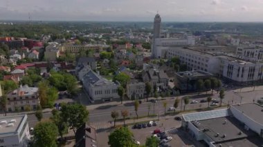 Kaunas şehir merkezinde ikonik Hristiyanlar Diriliş Kilisesi de var. Şehrin mimarisini ve şehir planlarını gösteren kameralar çatıların üzerinde uçuyor..