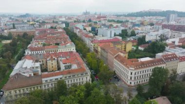 Çek Cumhuriyeti 'nin Brno kentindeki geleneksel binalarla dolu uzun düz bir caddenin havadan görünüşü. Arabalar yol boyunca gidiyor ve yayalar kaldırımlarda yürüyor..
