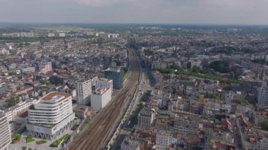 Antwerp, Belçika 'nın hava perspektifi, konut ve ticaret alanlarını kesen tren raylarıyla modern bir şehir manzarası sergiliyor..