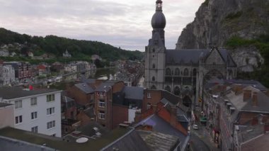 Havadan çekilen görüntüler Dinants 'ın canlı şehir merkezinde büyüleyici manzaralar ve tarihi binalarla çerçevelenmiş Meuse nehrinin kıyısındaki muhteşem Kolej Kilisesi' ni gösteriyor..