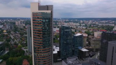 Modern cam gökdelenler Vilnius ufkunu şekillendirirken, konut ve ticari binalar bu dinamik şehrin canlı kentsel manzarasını geliştirir..